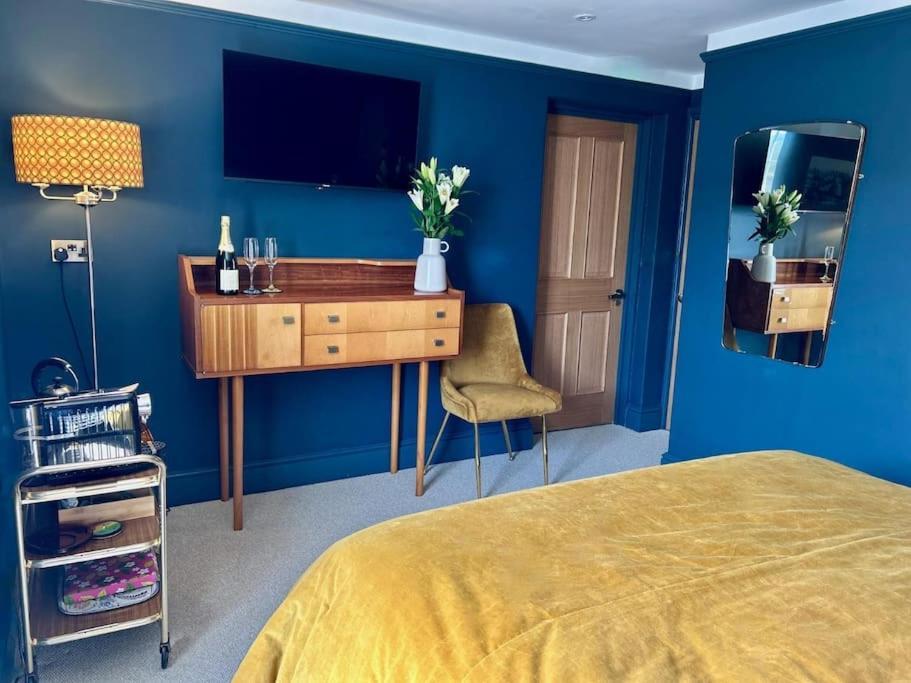 Stylish Retro Hotel Room Above Pub เชพตันมัลเล็ต ภายนอก รูปภาพ