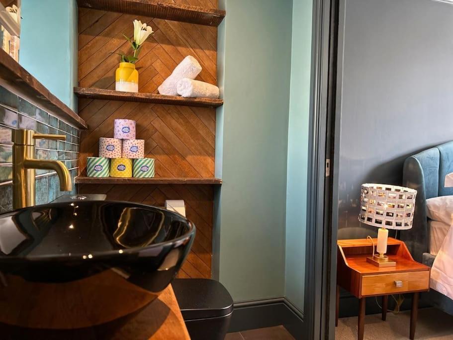 Stylish Retro Hotel Room Above Pub เชพตันมัลเล็ต ภายนอก รูปภาพ