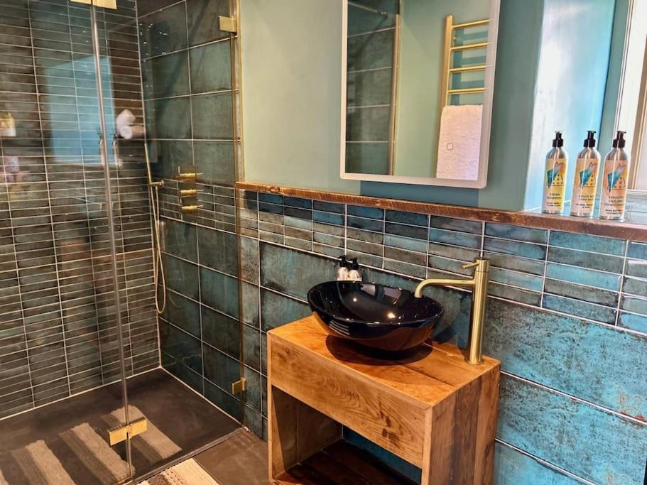 Stylish Retro Hotel Room Above Pub เชพตันมัลเล็ต ภายนอก รูปภาพ
